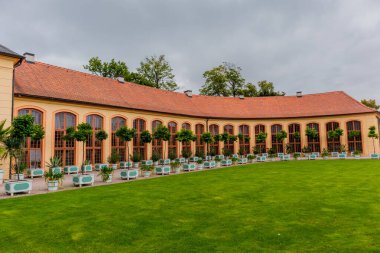 Weimar 'ın klasik şehrinde ve Ilm-Thüringen' deki güzel parkında sonbahar yürüyüşü