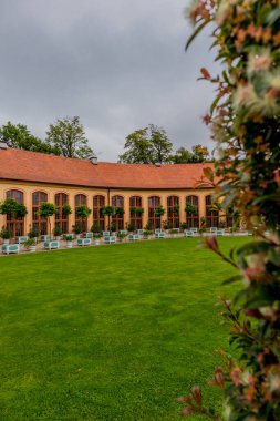 Weimar 'ın klasik şehrinde ve Ilm-Thüringen' deki güzel parkında sonbahar yürüyüşü
