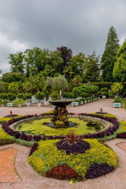 Weimar 'ın klasik şehrinde ve Ilm-Thüringen' deki güzel parkında sonbahar yürüyüşü