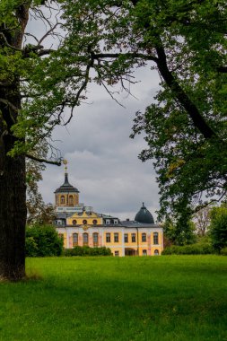 Weimar 'ın klasik şehrinde ve Ilm-Thüringen' deki güzel parkında sonbahar yürüyüşü