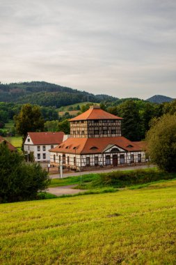 Schmalkalden 'in güzel, yarı keresteli kasabasında bir gün, her yönüyle, Thüringen.