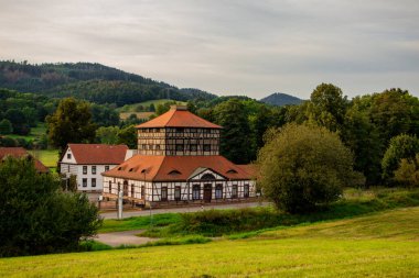 Schmalkalden 'in güzel, yarı keresteli kasabasında bir gün, her yönüyle, Thüringen.