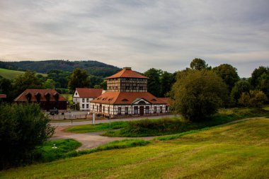 Schmalkalden 'in güzel, yarı keresteli kasabasında bir gün, her yönüyle, Thüringen.
