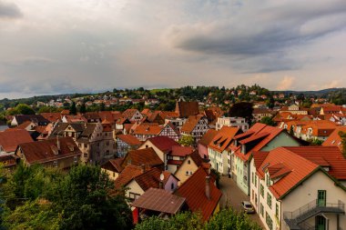 Schmalkalden 'in güzel, yarı keresteli kasabasında bir gün, her yönüyle, Thüringen.