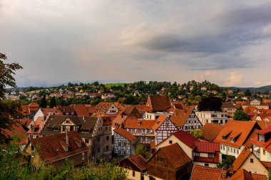 Schmalkalden 'in güzel, yarı keresteli kasabasında bir gün, her yönüyle, Thüringen.