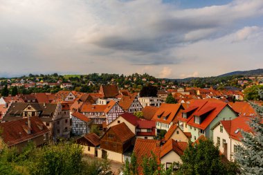 Schmalkalden 'in güzel, yarı keresteli kasabasında bir gün, her yönüyle, Thüringen.