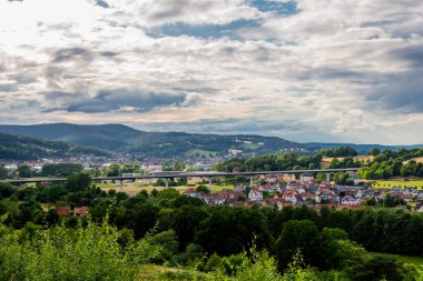 Schmalkalden 'in varoşlarında Thüringen adında küçük bir kiliseyle görülmeye değer bir yaz günü.