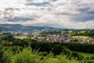 Schmalkalden 'in varoşlarında Thüringen adında küçük bir kiliseyle görülmeye değer bir yaz günü.
