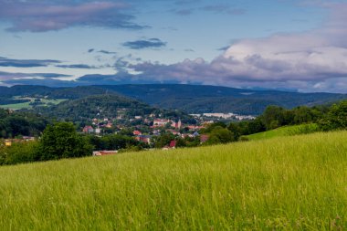 Schmalkalden 'in varoşlarında Thüringen adında küçük bir kiliseyle görülmeye değer bir yaz günü.