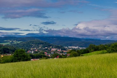 Schmalkalden 'in varoşlarında Thüringen adında küçük bir kiliseyle görülmeye değer bir yaz günü.