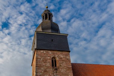 Schmalkalden 'in varoşlarında Thüringen adında küçük bir kiliseyle görülmeye değer bir yaz günü.