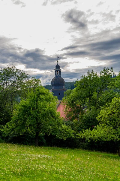 Pozdní Letní Den Předměstí Schmalkaldenu Malým Kostelem Durynsko — Stock fotografie