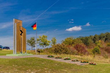 Alman Birleşme Günü 'nde Alfa Noktası yakınlarındaki Kolonnenweg boyunca yürü.