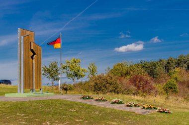 Alman Birleşme Günü 'nde Alfa Noktası yakınlarındaki Kolonnenweg boyunca yürü.