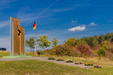 Alman Birleşme Günü 'nde Alfa Noktası yakınlarındaki Kolonnenweg boyunca yürü.