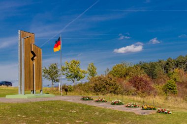 Alman Birleşme Günü 'nde Alfa Noktası yakınlarındaki Kolonnenweg boyunca yürü.