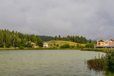 Avusturya 'da Seefeld yakınlarındaki Wildsee gölünün etrafında dolaşın.