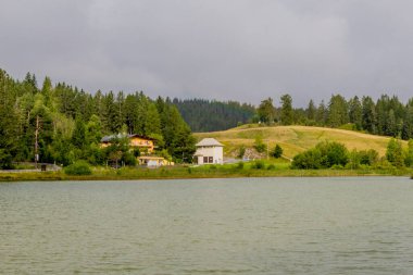 Avusturya 'da Seefeld yakınlarındaki Wildsee gölünün etrafında dolaşın.
