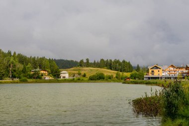 Avusturya 'da Seefeld yakınlarındaki Wildsee gölünün etrafında dolaşın.