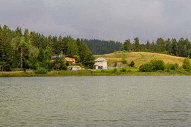 Avusturya 'da Seefeld yakınlarındaki Wildsee gölünün etrafında dolaşın.