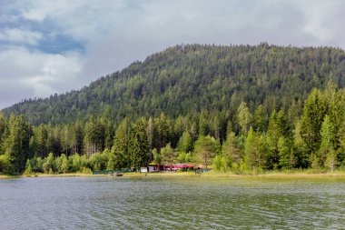 Avusturya 'da Seefeld yakınlarındaki Wildsee gölünün etrafında dolaşın.