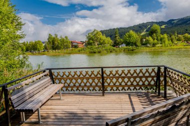 Avusturya 'da Seefeld yakınlarındaki Wildsee gölünün etrafında dolaşın.