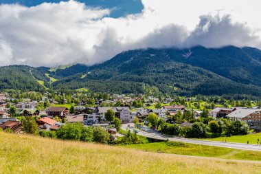 Avusturya 'da Seefeld yakınlarındaki Wildsee gölünün etrafında dolaşın.