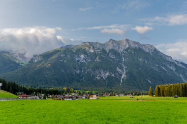 Leutasch Vadisi 'nde gecenin son saatlerinin tadını çıkarıyorum.