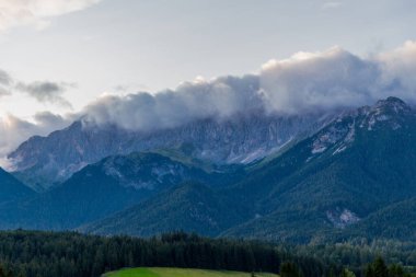 Leutasch Vadisi 'nde gecenin son saatlerinin tadını çıkarıyorum.