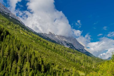 Tirol 'deki güzel Leutasch Vadisi' nde Tatil Hissediyor