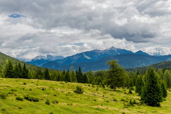 Tirol 'deki güzel Leutasch Vadisi' nde Tatil Hissediyor