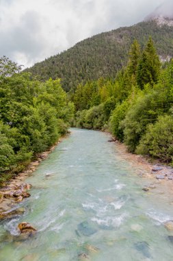 Scharnitz - Avusturya yakınlarındaki Isar 'ın kaynağındaki Karwendel vadisinde keşif turu 