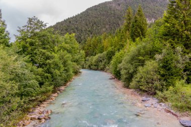 Scharnitz - Avusturya yakınlarındaki Isar 'ın kaynağındaki Karwendel vadisinde keşif turu 