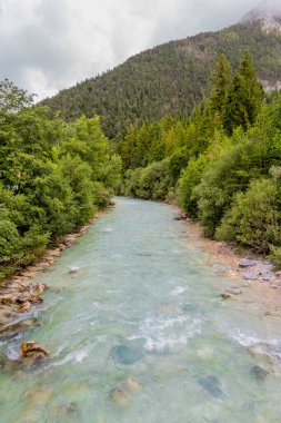 Scharnitz - Avusturya yakınlarındaki Isar 'ın kaynağındaki Karwendel vadisinde keşif turu 
