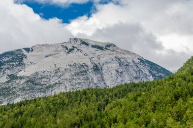 Scharnitz - Avusturya yakınlarındaki Isar 'ın kaynağındaki Karwendel vadisinde keşif turu 