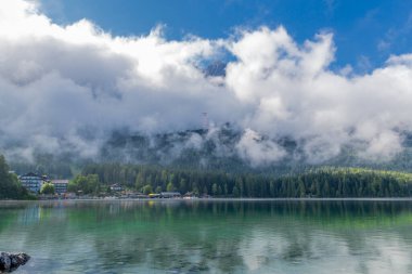 Bavyera Alpleri 'ndeki güzel Eibsee' ye yaz keşfi turu - Almanya