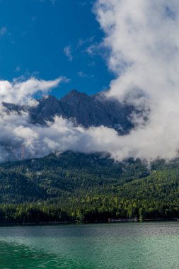 Bavyera Alpleri 'ndeki güzel Eibsee' ye yaz keşfi turu - Almanya
