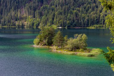 Bavyera Alpleri 'ndeki güzel Eibsee' ye yaz keşfi turu - Almanya