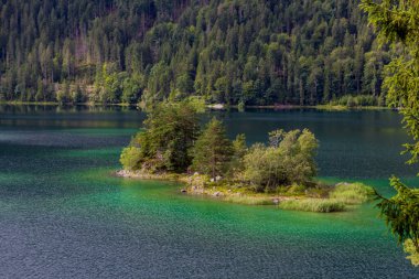Bavyera Alpleri 'ndeki güzel Eibsee' ye yaz keşfi turu - Almanya