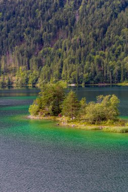 Bavyera Alpleri 'ndeki güzel Eibsee' ye yaz keşfi turu - Almanya