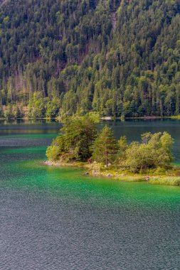 Bavyera Alpleri 'ndeki güzel Eibsee' ye yaz keşfi turu - Almanya