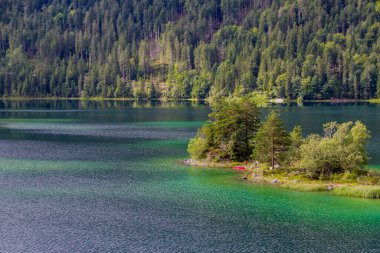Bavyera Alpleri 'ndeki güzel Eibsee' ye yaz keşfi turu - Almanya