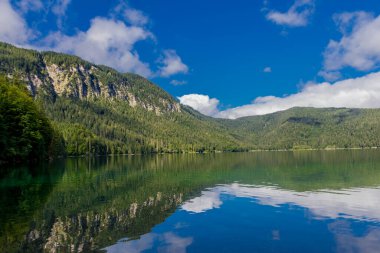 Bavyera Alpleri 'ndeki güzel Eibsee' ye yaz keşfi turu - Almanya