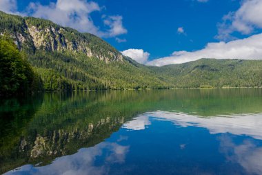 Bavyera Alpleri 'ndeki güzel Eibsee' ye yaz keşfi turu - Almanya