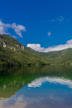 Bavyera Alpleri 'ndeki güzel Eibsee' ye yaz keşfi turu - Almanya