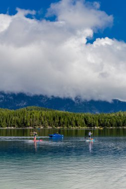 Bavyera Alpleri 'ndeki güzel Eibsee' ye yaz keşfi turu - Almanya