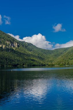 Bavyera Alpleri 'ndeki güzel Eibsee' ye yaz keşfi turu - Almanya