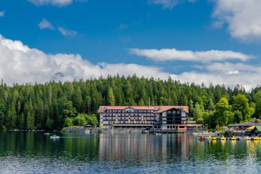 Bavyera Alpleri 'ndeki güzel Eibsee' ye yaz keşfi turu - Almanya