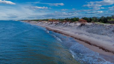 Mielno yakınlarındaki Polonya Baltık Denizi kıyısında yürüyün - Polonya