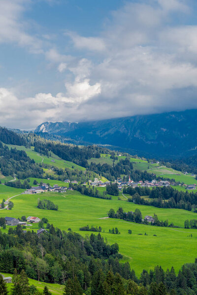 Beautiful exploration tour through the alpine country of Austria. 